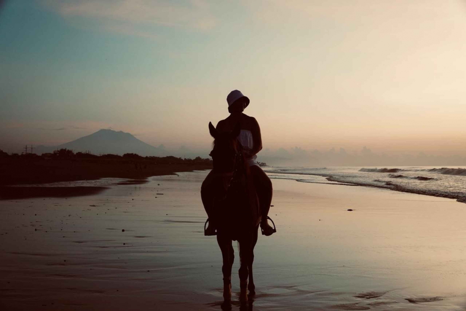 Bali: Hesteridning i soloppgangen inkluderer transport