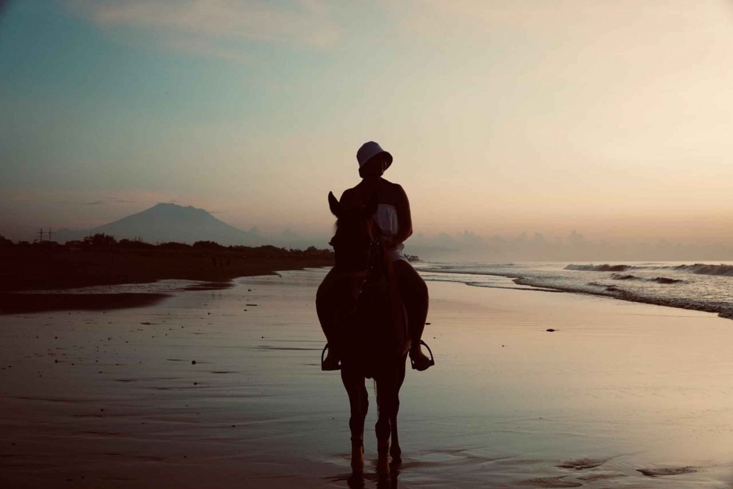 Bali: Sunrise horse riding include transport