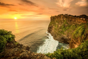 Balin auringonlasku: Uluwatu-temppeli, Kecak-tanssi ja Jimbaranin lahti.