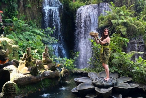 Bali Ritual de Purificación de la Cascada de Taman Beji Griya