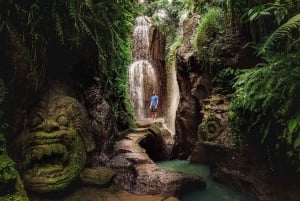Bali Ritual de Purificación de la Cascada de Taman Beji Griya