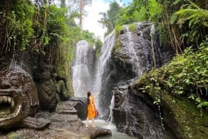 Bali Ritual de Purificación de la Cascada de Taman Beji Griya