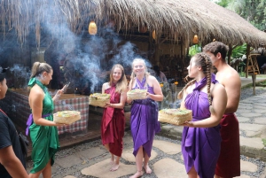 Bali Ritual de Purificación de la Cascada de Taman Beji Griya