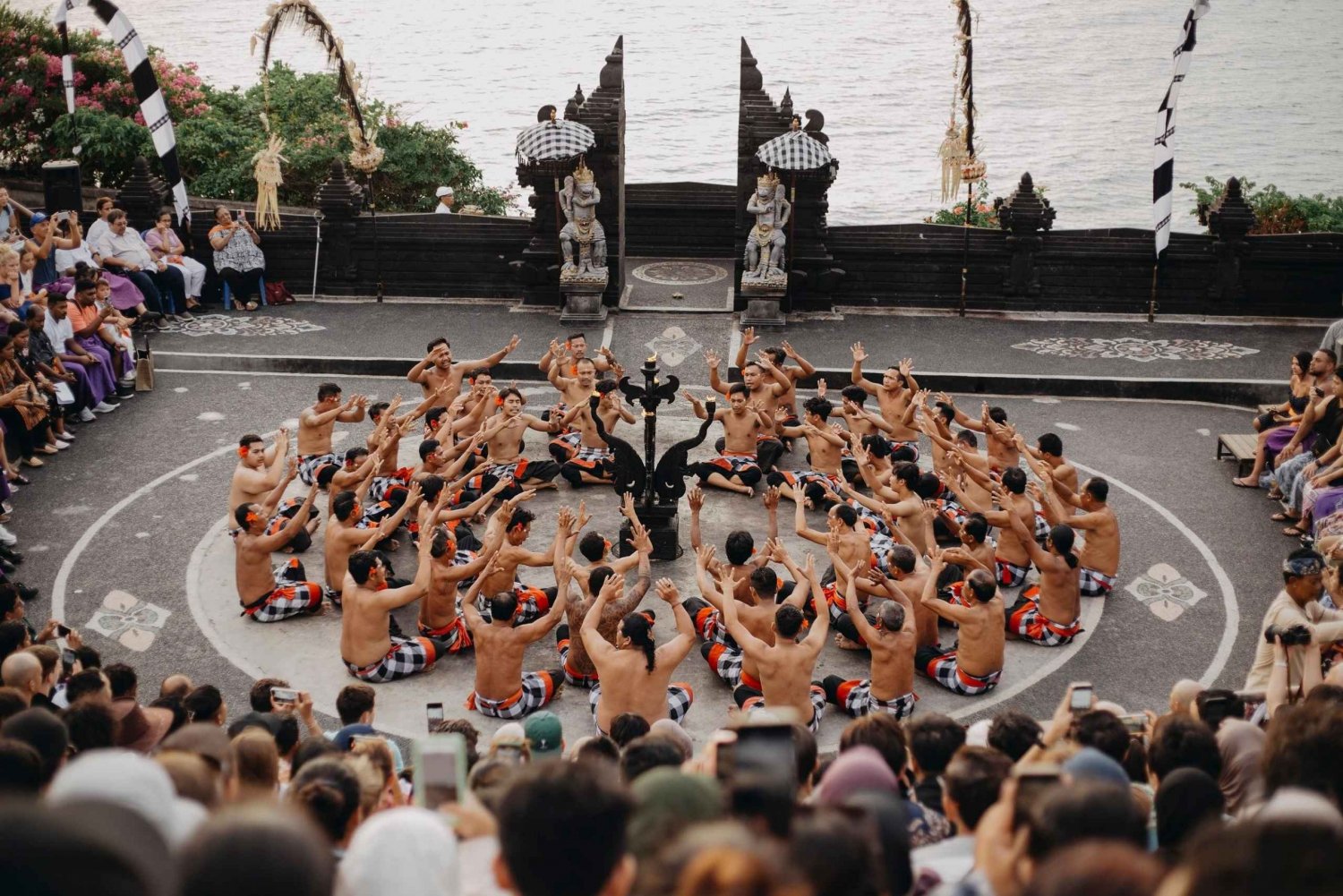 Bali :Tanah Lot-tempelet, Padang' og Uluwatu solnedgang og kecak