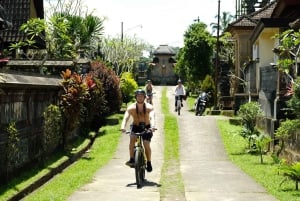 Bali: Tour en bicicleta por el pueblo de Taro con mágicas luciérnagas nocturnas