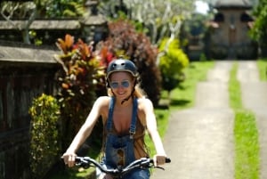 Bali: Tour en bicicleta por el pueblo de Taro con mágicas luciérnagas nocturnas