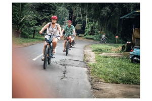 Bali: Tour en bicicleta por el pueblo de Taro con mágicas luciérnagas nocturnas