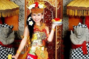 Bali: servizio fotografico in costume tradizionale a casa tua