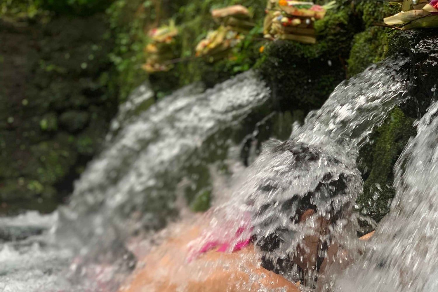 Бали: традиционное благословение водой и рассказывание историй