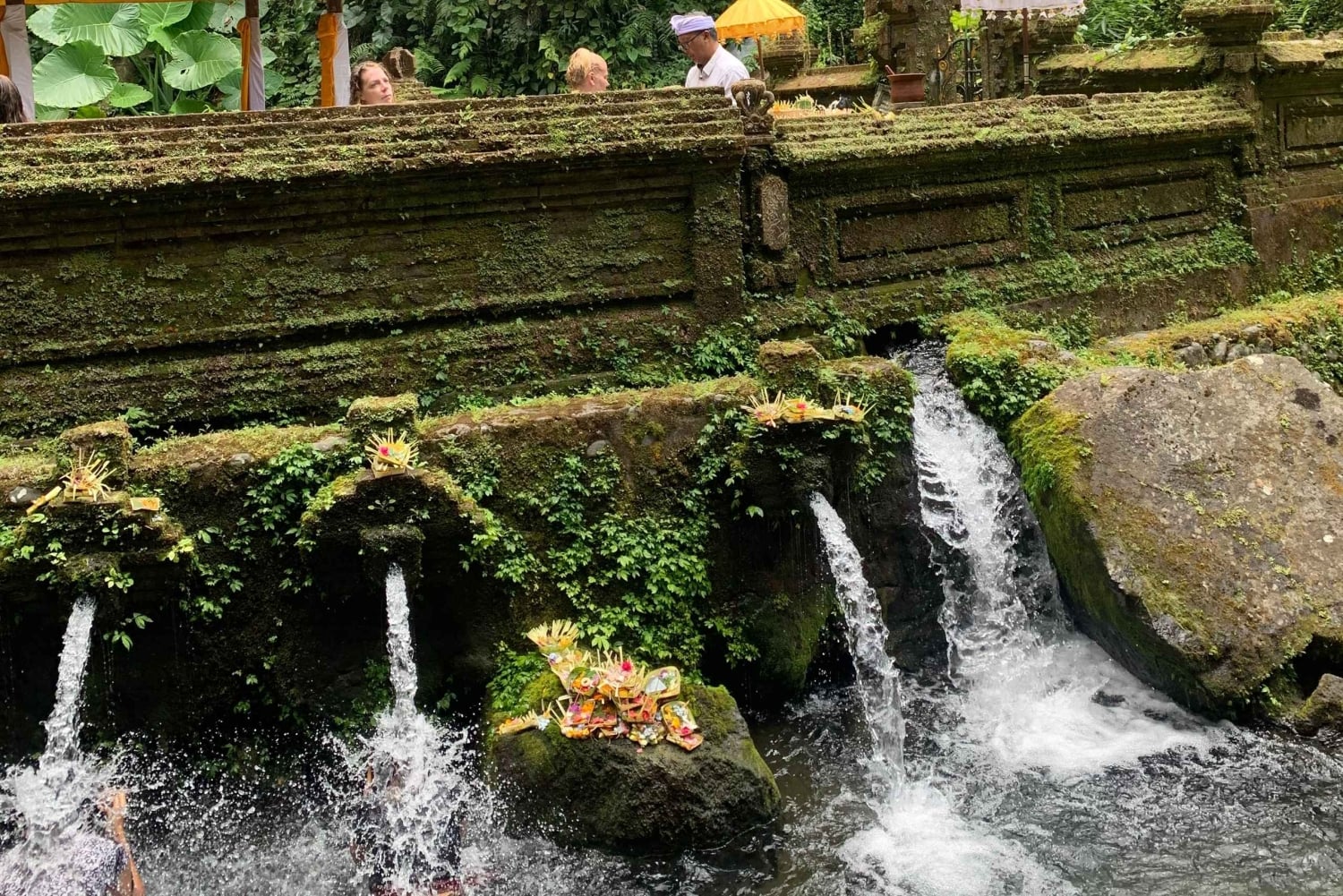 Бали: традиционное благословение водой и рассказывание историй