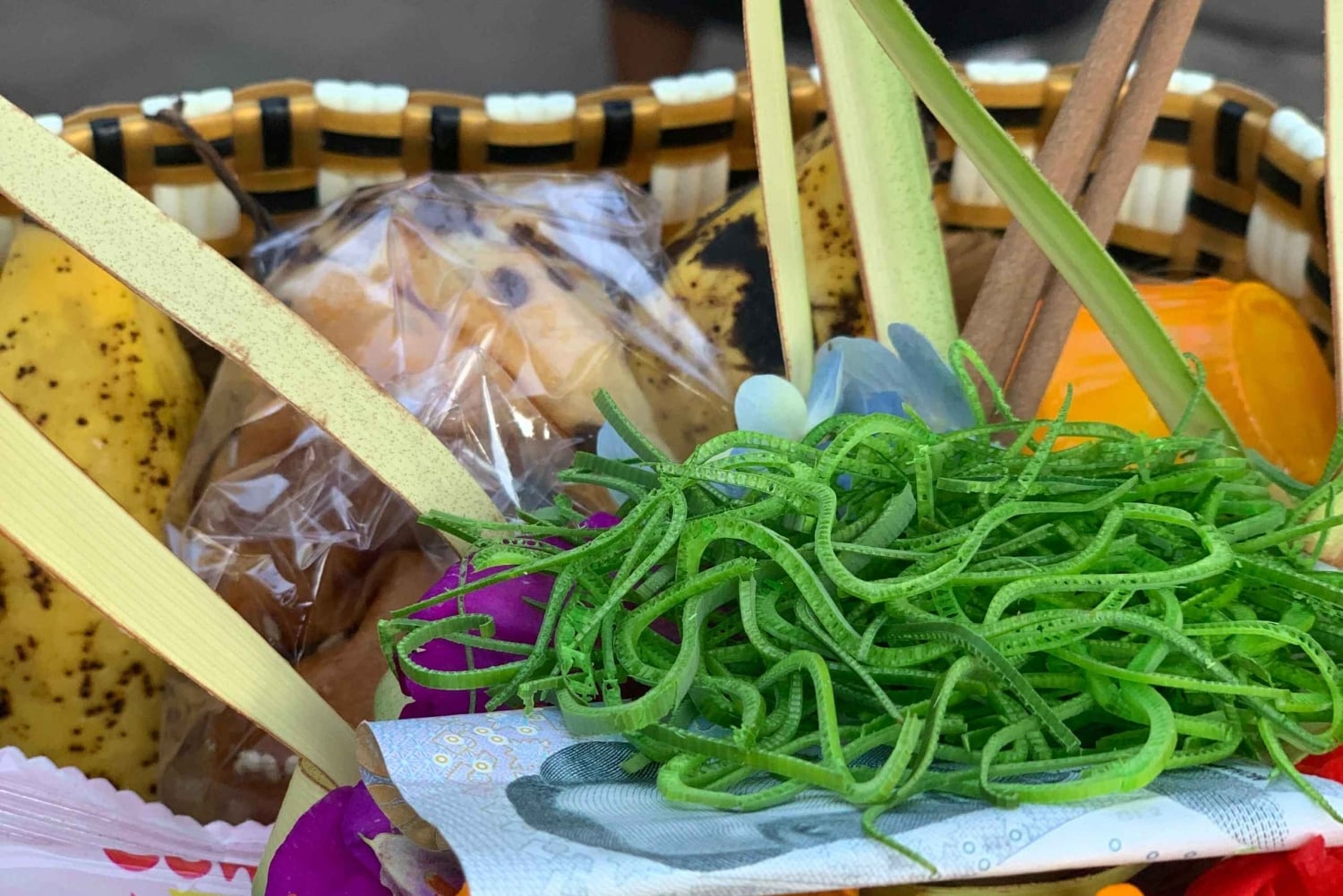 Бали: традиционное благословение водой и рассказывание историй