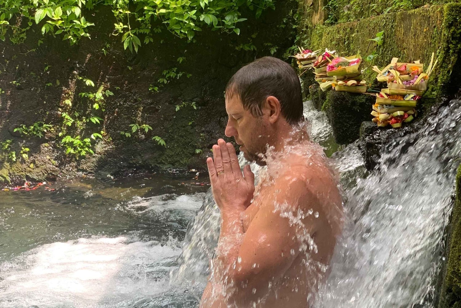 Бали: традиционное благословение водой и рассказывание историй