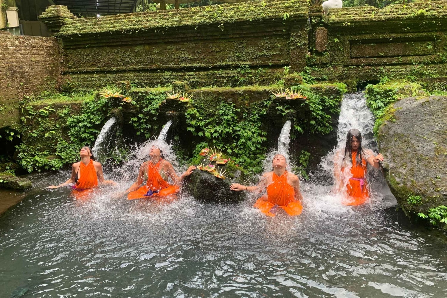 Бали: традиционное благословение водой и рассказывание историй