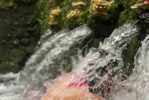 Бали: традиционное благословение водой и рассказывание историй