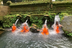 Бали: традиционное благословение водой и рассказывание историй