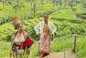 バリ：伝統的なウェディングフォトセッション + マッサージ ライステラスビュー