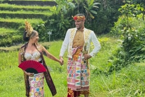 バリ：伝統的なウェディングフォトセッション + マッサージ ライステラスビュー