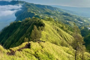 Бали: поход на рассвете на холм Труньян с видом на озеро Батур