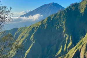 Бали: поход на рассвете на холм Труньян с видом на озеро Батур