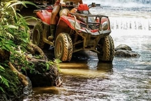 バリ島：ウブドで四輪バギーアドベンチャー＆ホワイトウォーターラフティングのプライベートツアーをお楽しみください