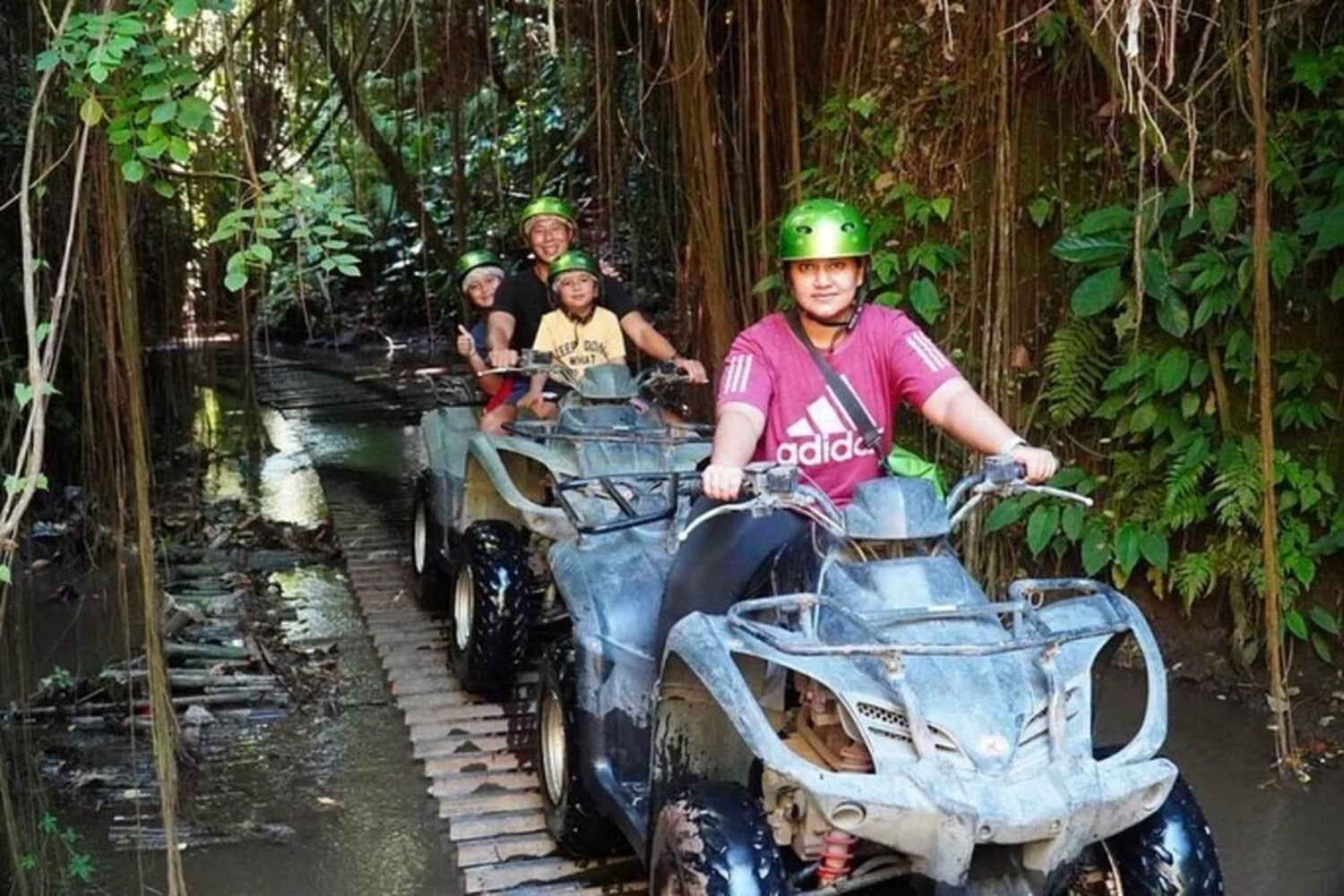 バリ島：ウブドで四輪バギーアドベンチャー（ドラゴンの洞窟とランチ付き）