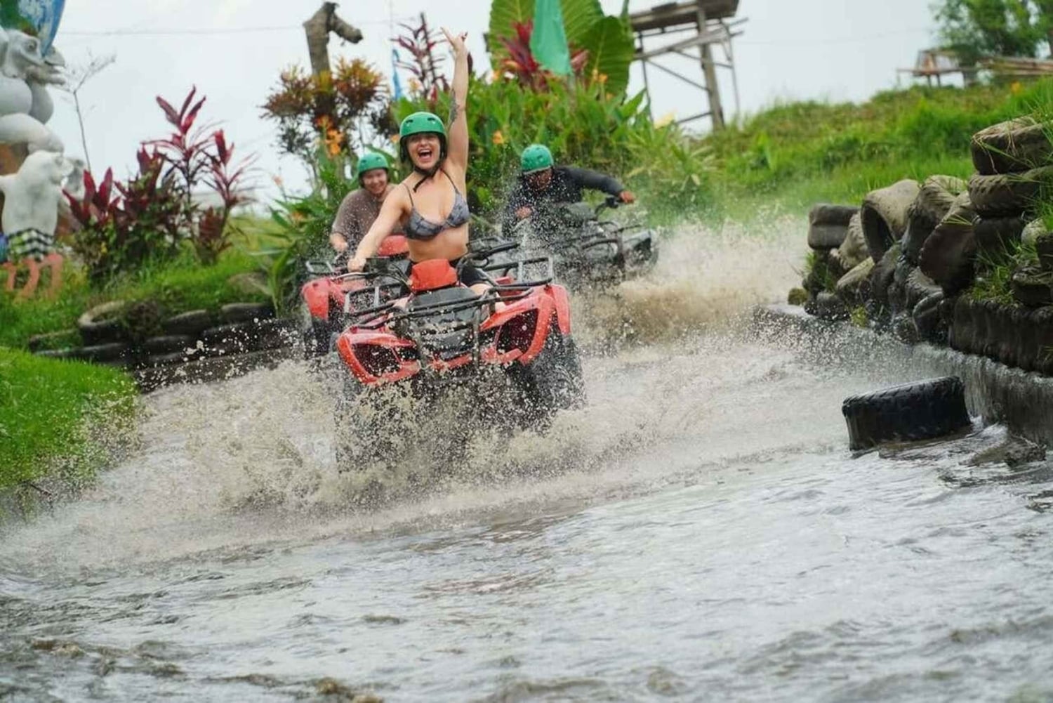 バリ島：ウブドで四輪バギーアドベンチャー（ドラゴンの洞窟とランチ付き）