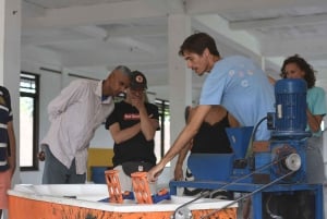 Bali, Ubud : Atelier d'art sur le recyclage des déchets plastiques