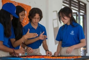 Bali, Ubud : Atelier d'art sur le recyclage des déchets plastiques
