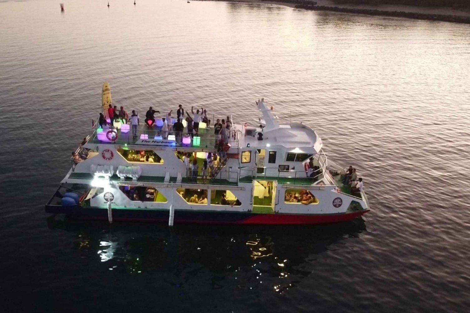 バリ島で究極のサンセットボートパーティーをお楽しみください。4時間の楽しい時間をお楽しみください。