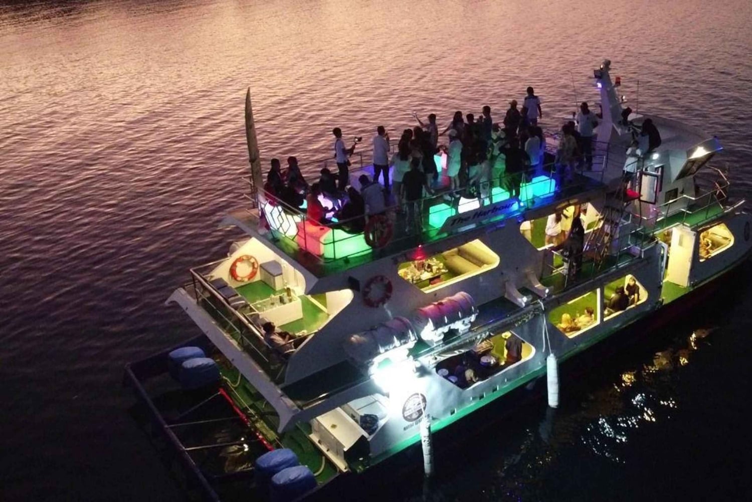 バリ島で究極のサンセットボートパーティーをお楽しみください。4時間の楽しい時間をお楽しみください。