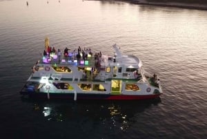 バリ島で究極のサンセットボートパーティーをお楽しみください。4時間の楽しい時間をお楽しみください。