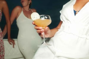 バリ島で究極のサンセットボートパーティーをお楽しみください。4時間の楽しい時間をお楽しみください。