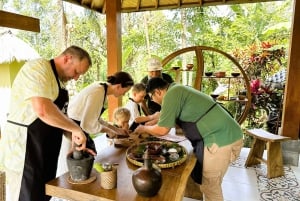 Solnedgang i en landsby på Bali – Jamu, lokale søde sager og middag