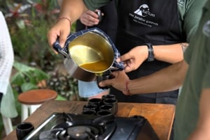 Solnedgang i en landsby på Bali – Jamu, lokale søde sager og middag