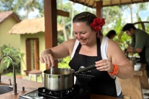 Solnedgang i en landsby på Bali – Jamu, lokale søde sager og middag