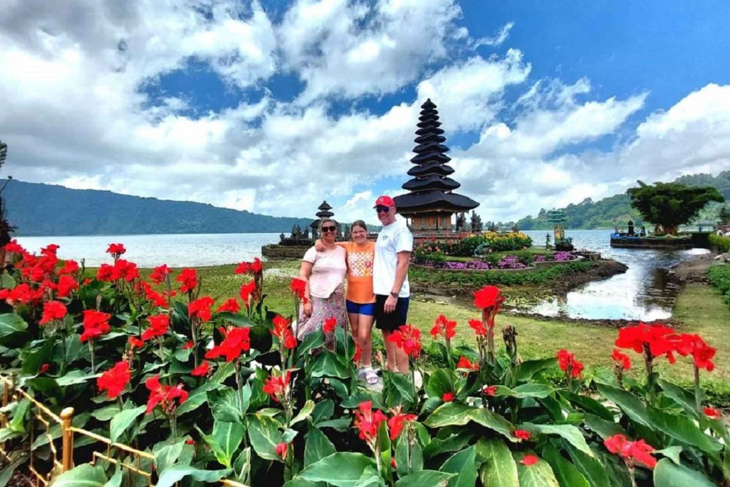 Bali: Vesiputoukset, temppelit ja riisiterassit maisemaretki.