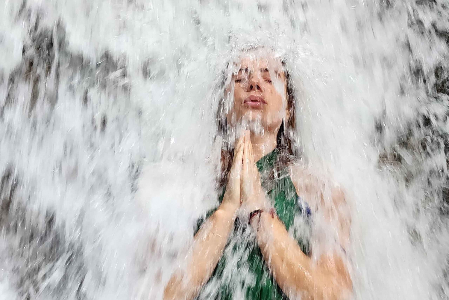 Balinese reiniging in een heilig watertempel met een local
