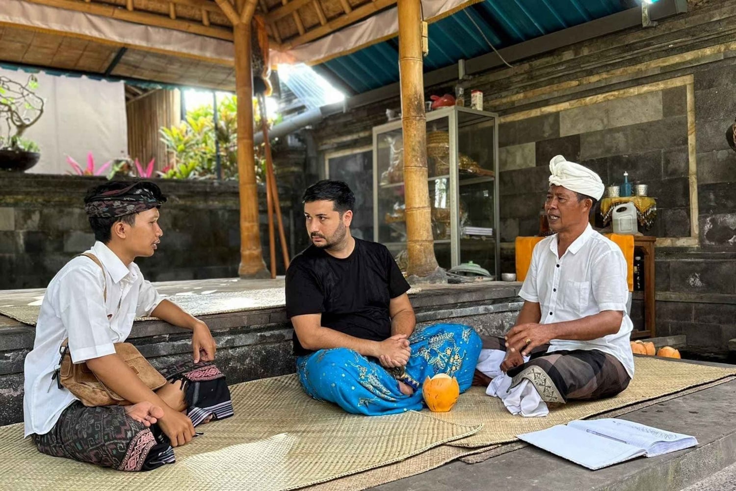 Balinese reiniging in een heilig watertempel met een local