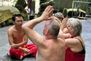Balinese reiniging in een heilig watertempel met een local