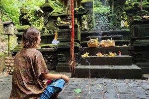 Balinese reiniging in een heilig watertempel met een local