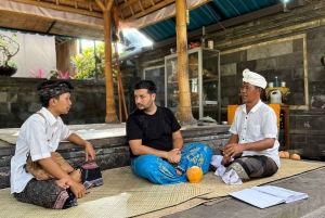 Balinese reiniging in een heilig watertempel met een local