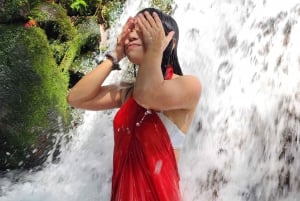 Balinese reiniging in een heilig watertempel met een local