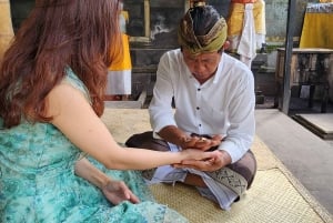 Balinese reiniging in een heilig watertempel met een local