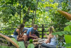 Balinese reiniging in een heilig watertempel met een local