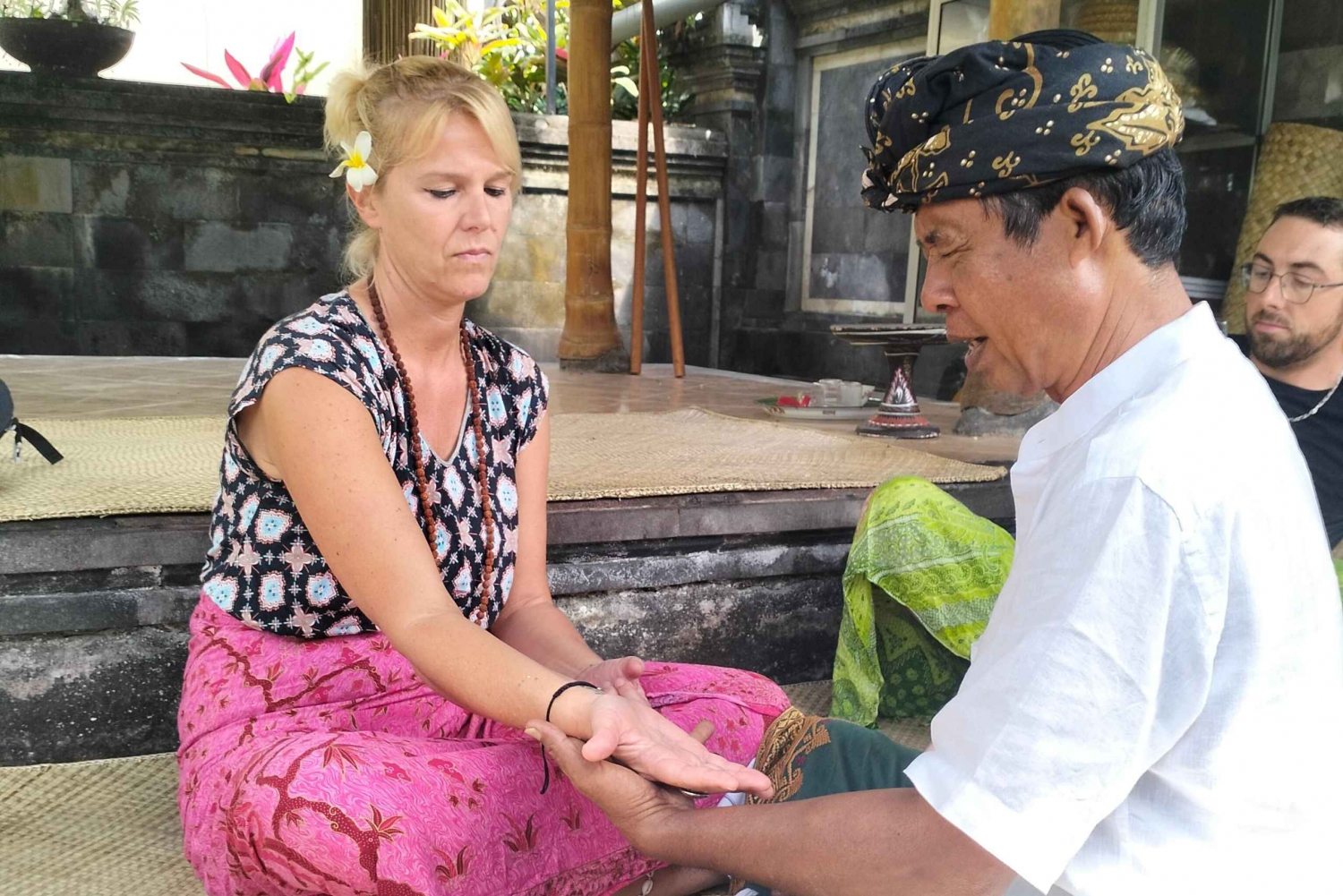 Ritual de purificação balinês e visita a um curandeiro local