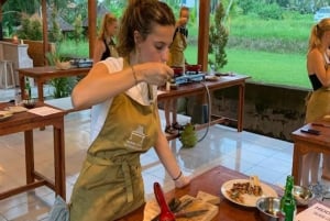 Balijska tradycyjna lekcja gotowania z wycieczką po targu