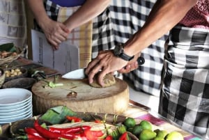 Ubud: Balilainen ruoanlaittokurssi ja markkinakierros kuljetuksineen