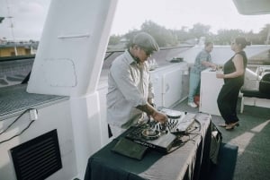 Benoa Bali: Sunset Dinner Cruise with Show and Live Music