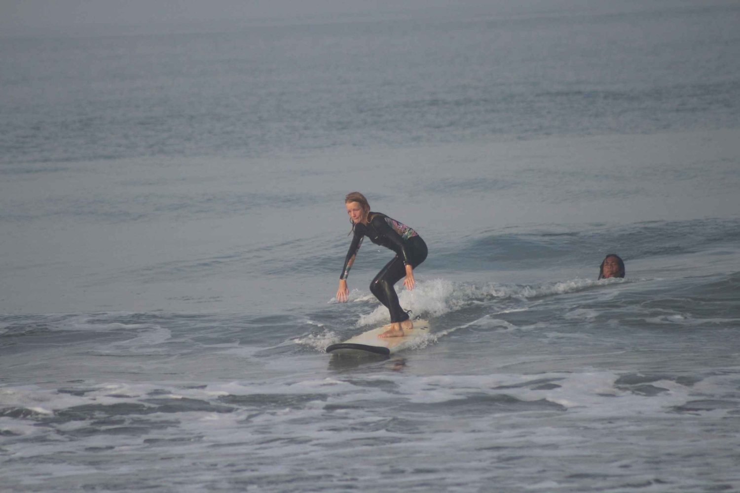 ベラワ：現地ガイドと一緒に楽しむサーフィンレッスン（用具付き）