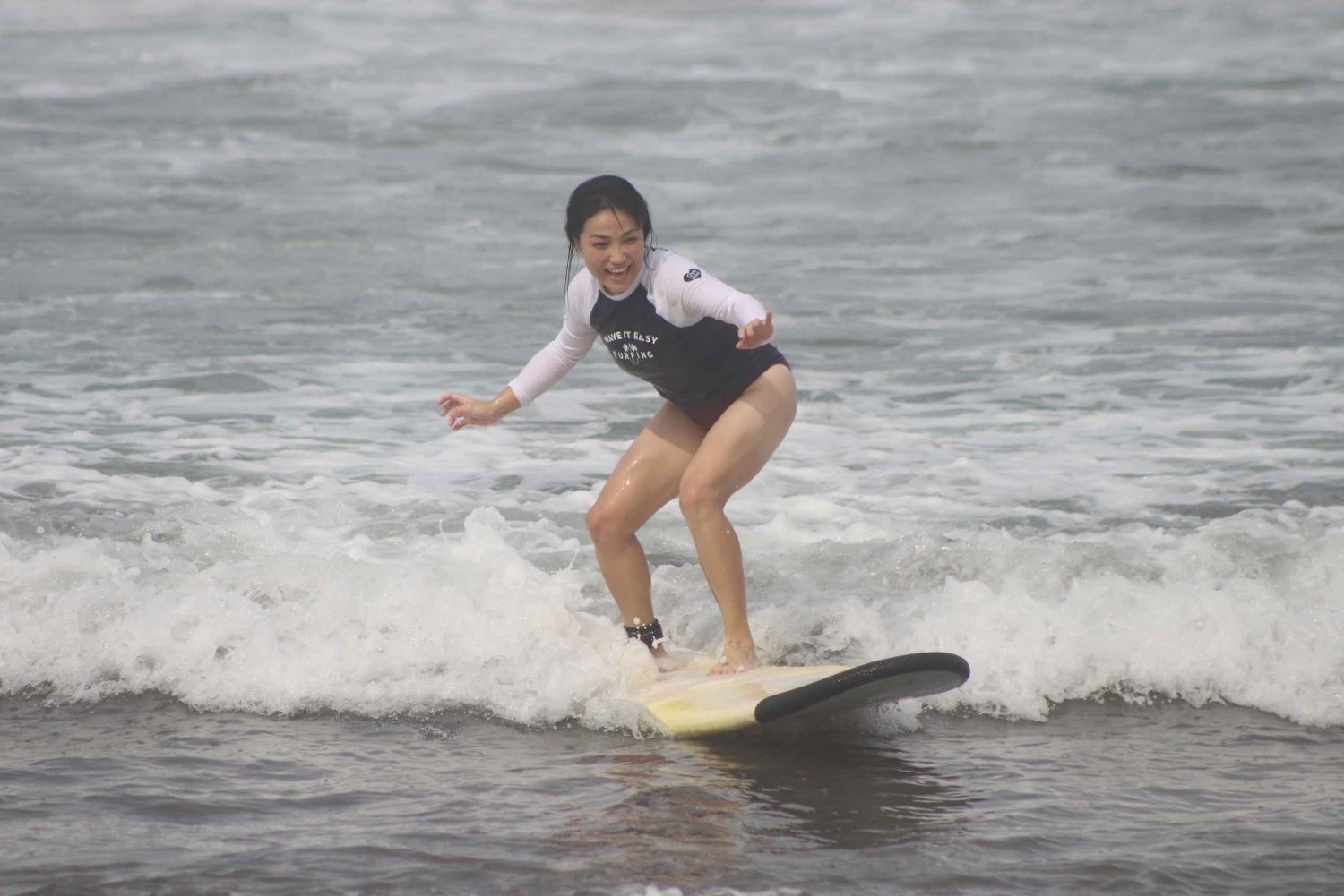 ベラワ：現地ガイドと一緒に楽しむサーフィンレッスン（用具付き）